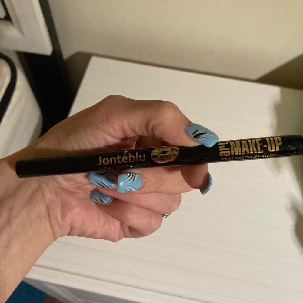Liquid eyeliner